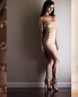 Niece Waidhofer feet photo thumbnail