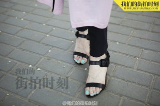 Niki Chow feet photo 4