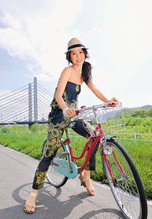 Niki Chow feet photo 3