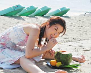 Niki Chow feet photo 1