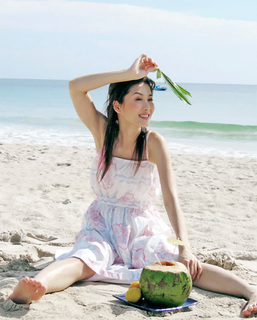 Niki Chow feet photo 17