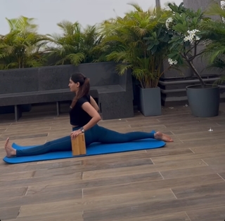 Nikita Dutta feet photo thumbnail