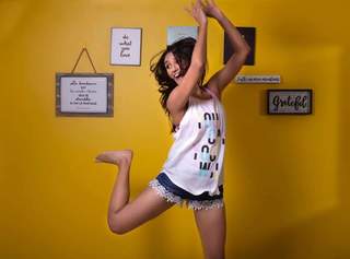 Nikita Dutta feet photo thumbnail