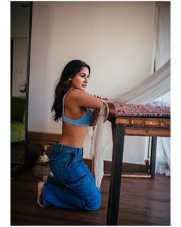 Nikita Dutta feet photo thumbnail