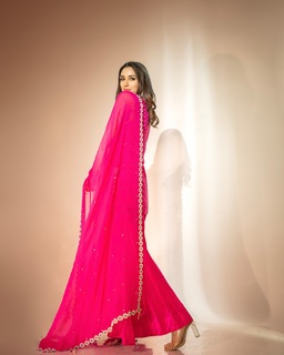 Nikita Dutta feet photo thumbnail