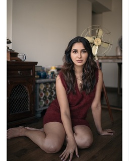 Nikita Dutta feet photo thumbnail