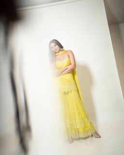 Nikita Dutta feet photo thumbnail