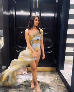 Nikita Dutta feet photo thumbnail