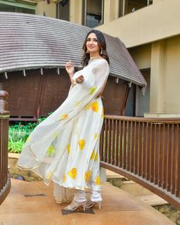 Nikita Dutta feet photo thumbnail