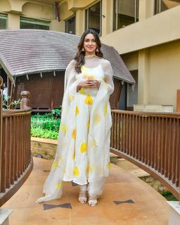 Nikita Dutta feet photo thumbnail