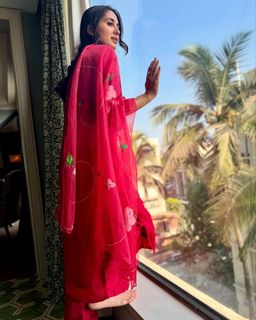 Nikita Dutta feet photo thumbnail