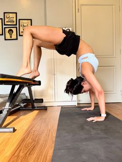 Nikita Dutta feet photo thumbnail