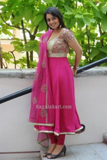 Nikita Thukral feet photo 7