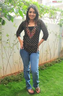 Nikita Thukral feet photo 17