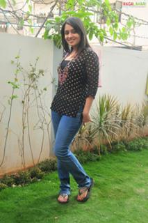 Nikita Thukral feet photo 12