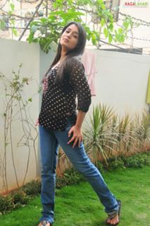 Nikita Thukral feet photo 8
