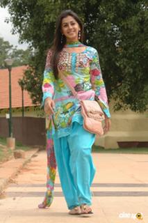 Nikki Galrani feet photo thumbnail