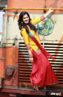 Nikki Galrani feet photo thumbnail