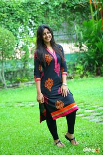Nikki Galrani feet photo thumbnail