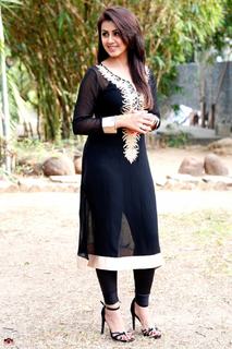 Nikki Galrani feet photo thumbnail
