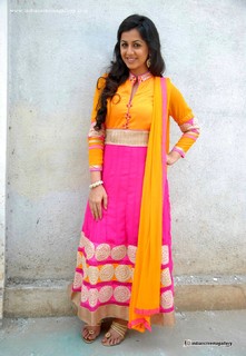 Nikki Galrani feet photo thumbnail
