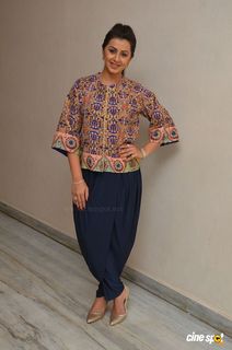 Nikki Galrani feet photo thumbnail