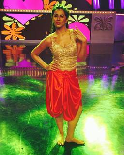 Nikki Galrani feet photo thumbnail
