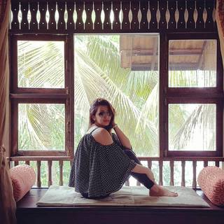 Nikki Galrani feet photo thumbnail