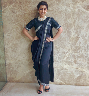 Nikki Galrani feet photo thumbnail