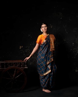 Nikki Galrani feet photo thumbnail
