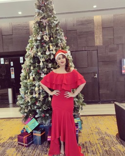 Nikki Galrani feet photo thumbnail