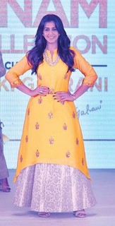 Nikki Galrani feet photo thumbnail