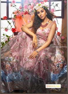 Nikki Galrani feet photo thumbnail