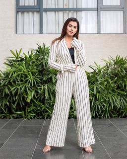 Nikki Galrani feet photo thumbnail