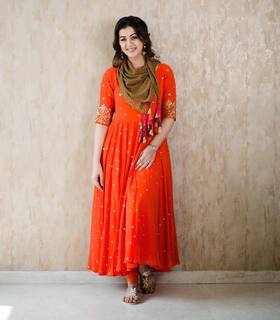 Nikki Galrani feet photo thumbnail