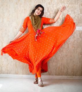 Nikki Galrani feet photo thumbnail