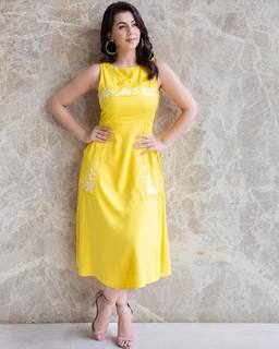 Nikki Galrani feet photo thumbnail