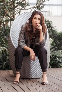 Nikki Galrani feet photo thumbnail