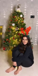 Nikki Galrani feet photo thumbnail