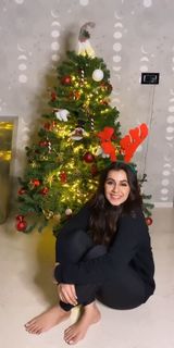 Nikki Galrani feet photo thumbnail