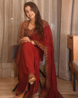 Nikki Galrani feet photo thumbnail