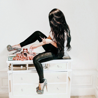 Nikki Garcia feet photo thumbnail