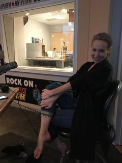 Nikki Glaser feet photo thumbnail