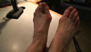 Nikki Glaser feet photo thumbnail