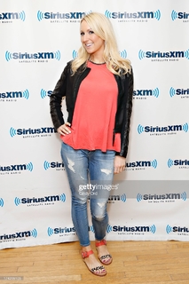 Nikki Glaser feet photo thumbnail