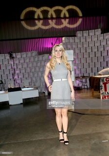 Nikki Glaser feet photo thumbnail