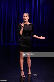 Nikki Glaser feet photo thumbnail