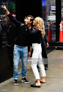 Nikki Glaser feet photo thumbnail