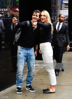 Nikki Glaser feet photo thumbnail