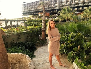 Nikki Glaser feet photo thumbnail